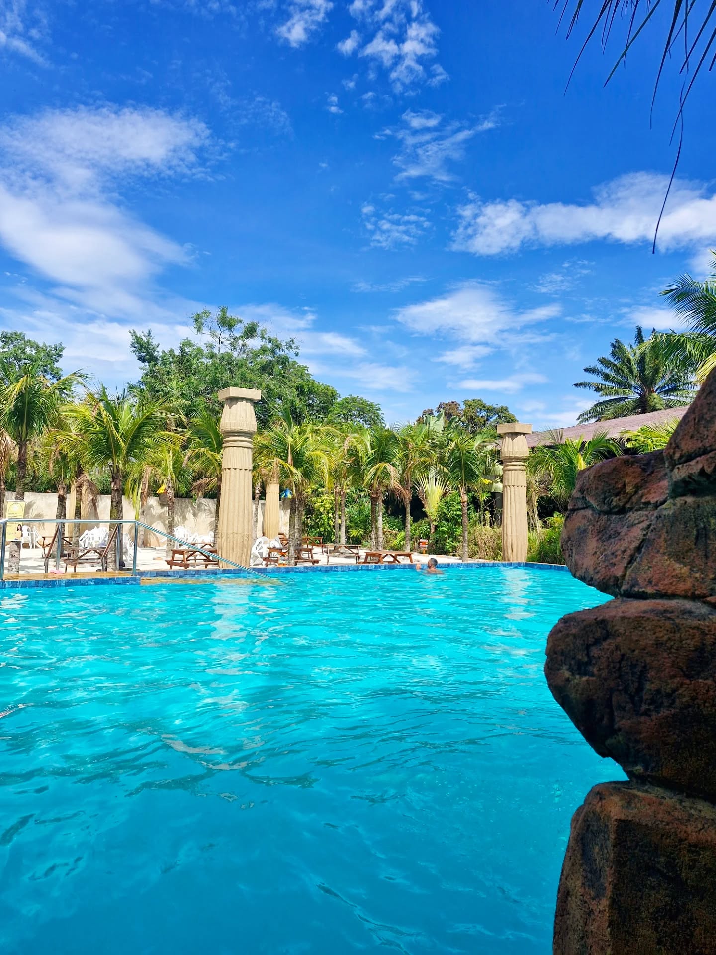 💦 Nossa piscina meia lua é o cenário perfeito para mergulhos em família e muita diversão. O clima já começou a esquentar e, a partir de 4 de outubro, ela te espera para momentos inesquecíveis 🌴☀️ 🎟️ Ingressos promocionais disponíveis por tempo limitado! #DayUseRJ #vargemgranderj #vargempequenarj #curicica #RiodeJaneiroTurismo #riodejaneiro #RJ ##errejota #RJComCrianças #LazerEmFamília