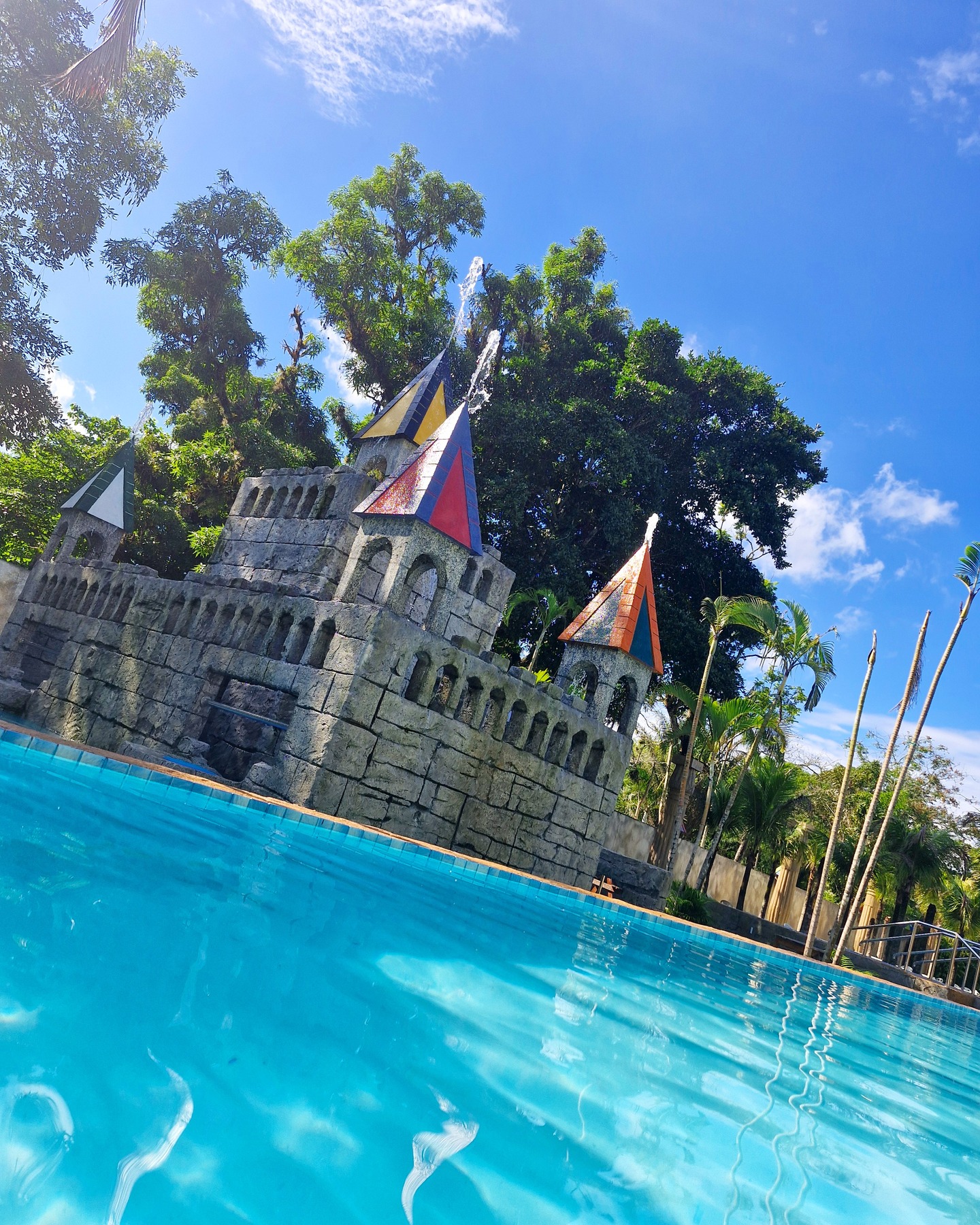 🌴 O Day Use fica ainda mais mágico com duas atrações que a criançada ama: 🏰 Castelinho Molhado e 🌊 Rio Lento! 📅 A partir de 04/10, prepare-se para ver muitos sorrisos e gargalhadas 💙 #DayUseRJ #vargemgranderj #vargempequenarj #curicica #RiodeJaneiroTurismo #riodejaneiro #RJ #errejota #RJComCrianças #LazerEmFamília