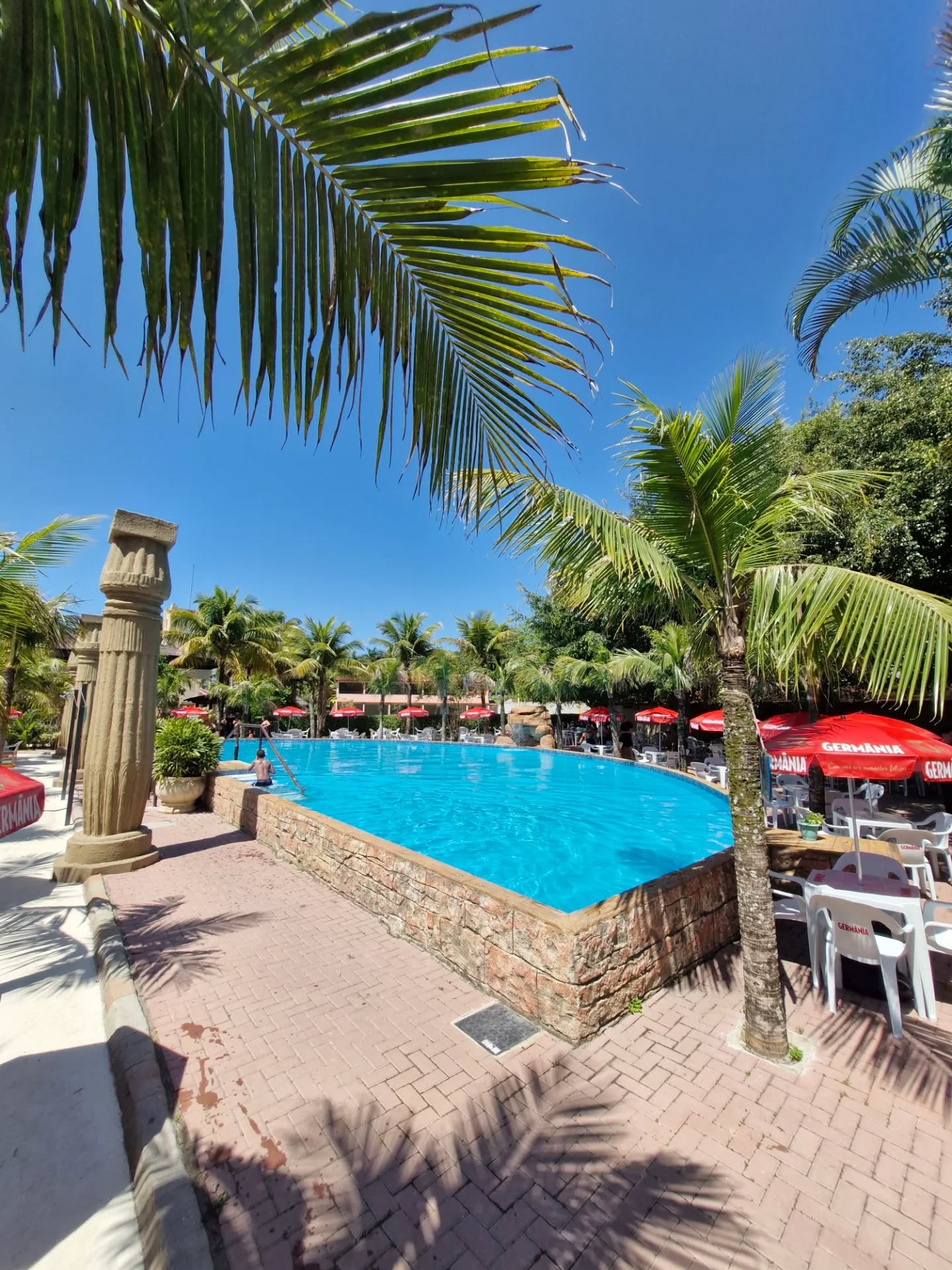 💦 Piscina é sinônimo de felicidade! Aqui tem água fresquinha, energia boa e aquele clima que faz o tempo passar devagar. Vem curtir! ☀️😎