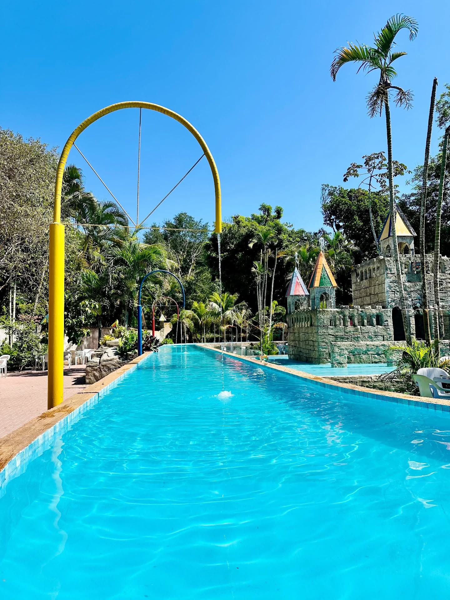 😍 Sabe aquele lugar que já dá vontade de mergulhar só de olhar? É aqui! Piscina renovada, clima leve e uma energia que faz qualquer dia parecer férias! ☀️💦