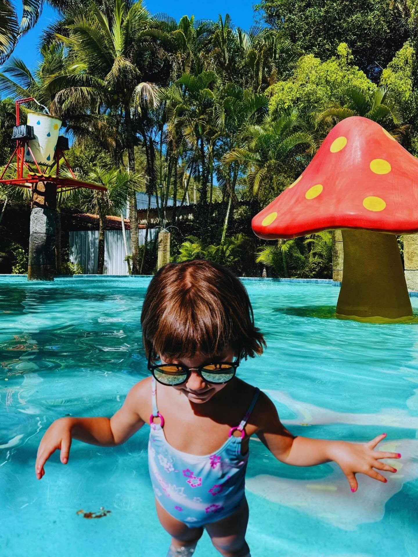 Diversão, lazer e família feliz. Agora o ano TODOOO! 🤩 💦 Seja sócio do melhor clube aquático do Rio e garanta momentos inesquecíveis com sua família, de forma ilimitada e pagando MENOS DE 0,50 centavos/dia de mensalidade por integrante. 🤑 E até dia 16 de novembro, você pode adquirir seu título para você e + 4 dependentes, ganhando bônus que superam o valor do investimento. ☀️O verão tá chegando! Vem ser feliz. Vem ser VITA! 👉Acesse link na bio ou nos destaques e saiba mais👈